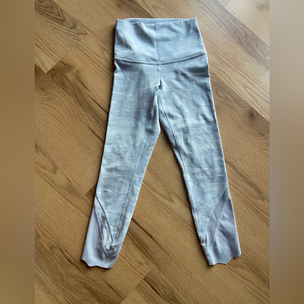 Lululemon Wunder Under Scalloped Hem High-Rise Crop 23"Luxtreme Size 4